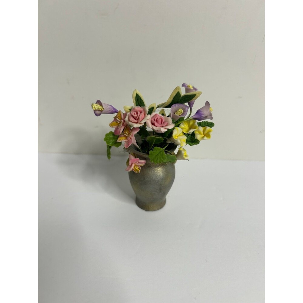 Miniature floral arrangement